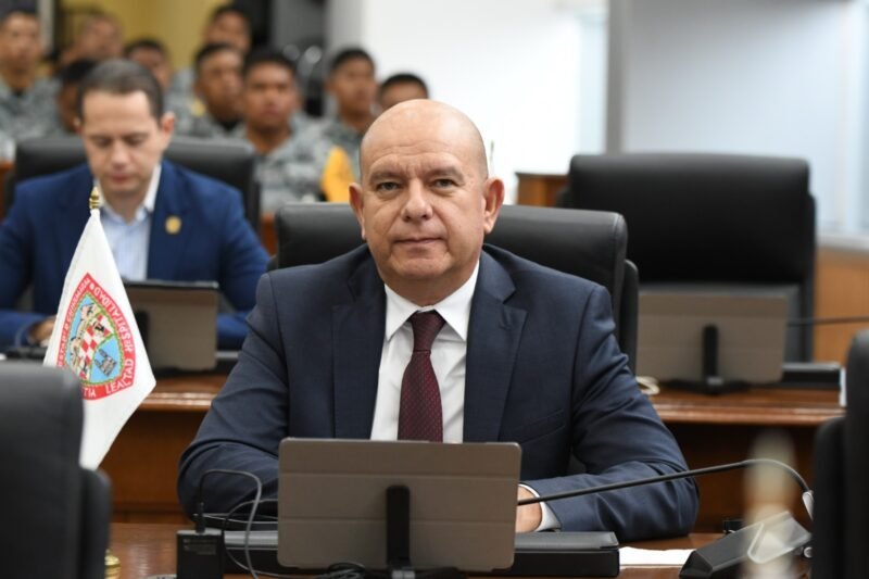 Critica diputado de Morena que la mandataria estatal mantenga una ausencia efectiva de cinco años en Chihuahua