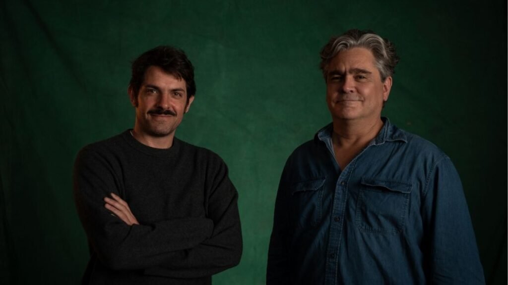Cuando el silbatazo final llega a los vínculos: la obra que lleva la amistad al VAR