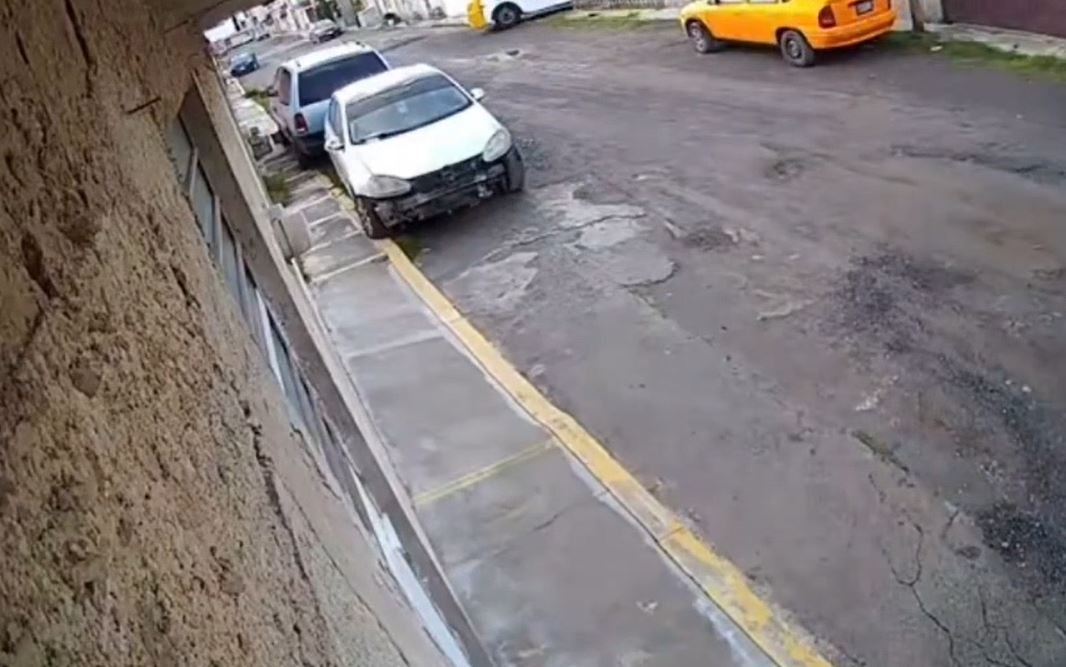 Cuatro delincuentes en motocicleta despojan de su automóvil a un comerciante de productos de limpieza en Puebla