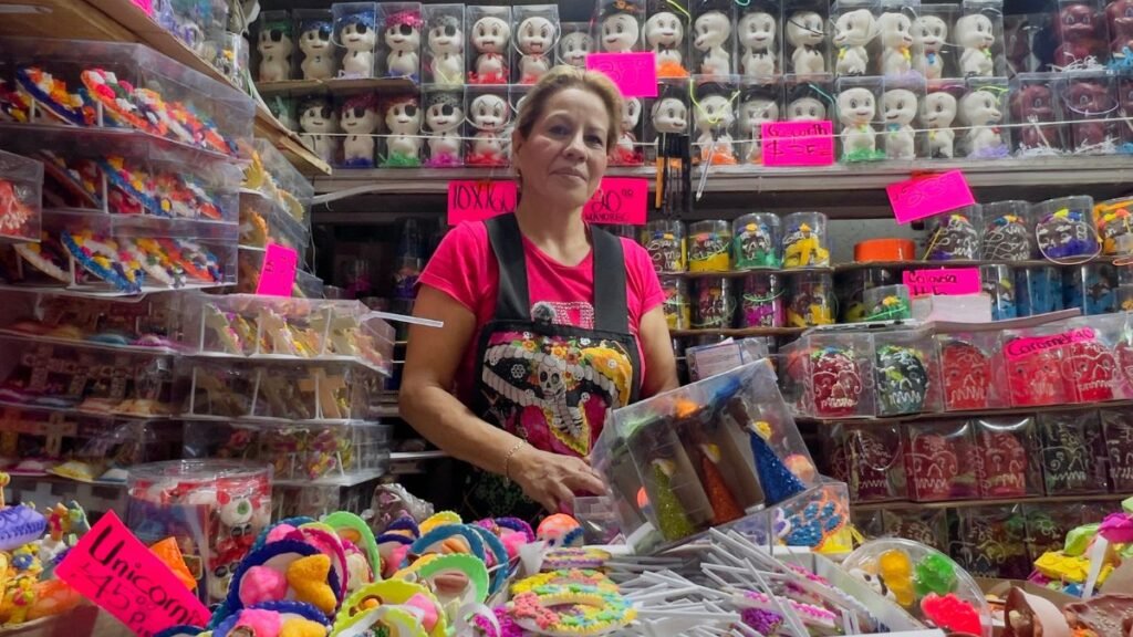 Del cacao a la ofrenda: el complejo y dulce proceso detrás de las calaveritas tradicionales en la capital