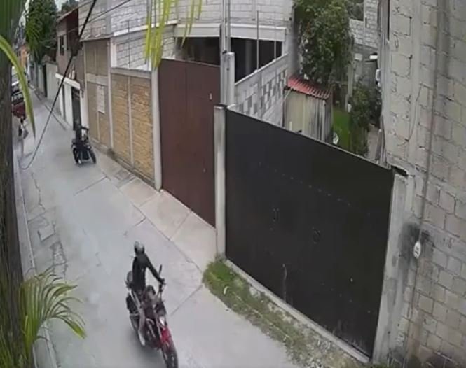 Delincuentes armados provocan un accidente vial para despojar a un motociclista de su vehículo