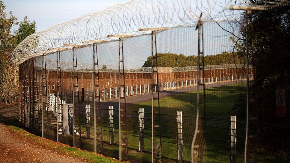 Detienen a dos ciudadanos letones tras irrumpir en una base de inteligencia de la OTAN en Inglaterra
