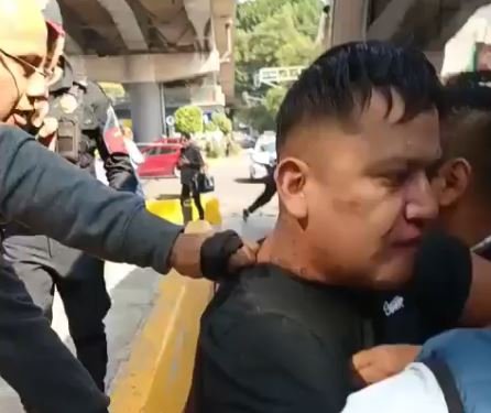 Detienen en la alcaldía Benito Juárez a motociclista que amenazó con revólver a conductor de trolebús