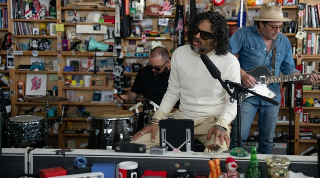 El cantautor puertorriqueño Draco Rosa debuta en los famosos conciertos de Tiny Desk con una actuación profunda