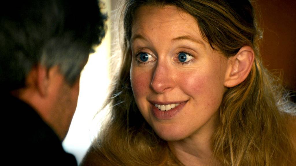 El esperado documental sobre Elizabeth Holmes adelanta su llegada a las salas de cine en España