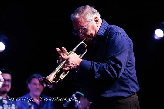 El legendario trompetista arturo sandoval cautiva al público mexicano en una noche inolvidable de jazz