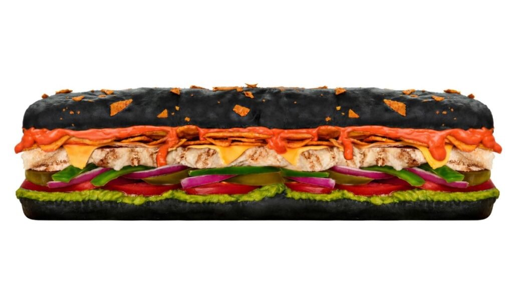 El nuevo sándwich de pan negro y Doritos llega para sorprender en esta temporada de brujas
