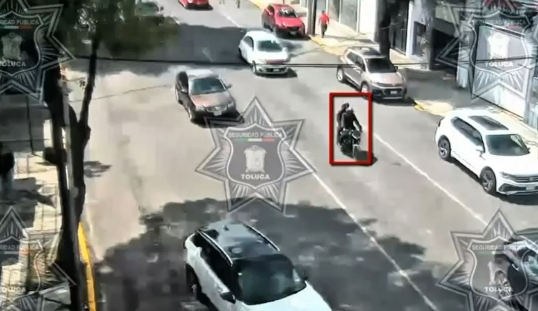 Elementos de seguridad municipal en Toluca arrestan a motociclistas dedicados al asalto de transeúntes