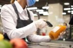 empleada de supermercado es acusada de saquear millones de pesos mediante un fraude hormiga