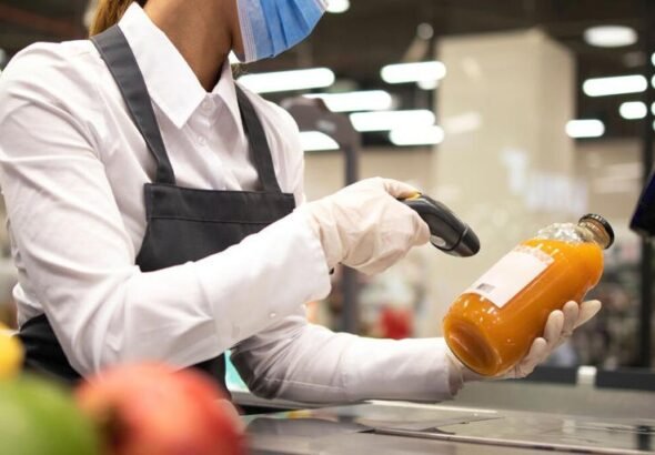 empleada de supermercado es acusada de saquear millones de pesos mediante un fraude hormiga