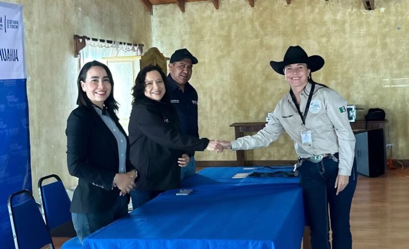 Entregan credenciales federales a 25 prestadores turísticos tras finalizar capacitación especializada en la Sierra Tarahumara