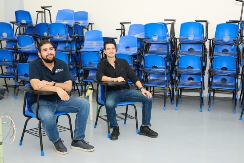 Entregan un centenar de nuevas butacas para optimizar las aulas de la Universidad Tecnológica de Camargo