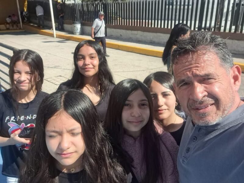 Escuela estatal impulsa la empatía con la entrega de desayunos a familiares de pacientes hospitalizados