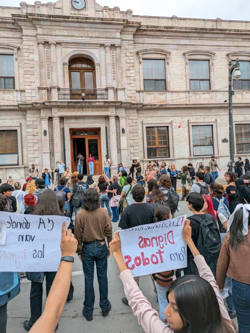 Estudiantes de la UACH protestan en Rectoría ante las fallas en infraestructura y servicios