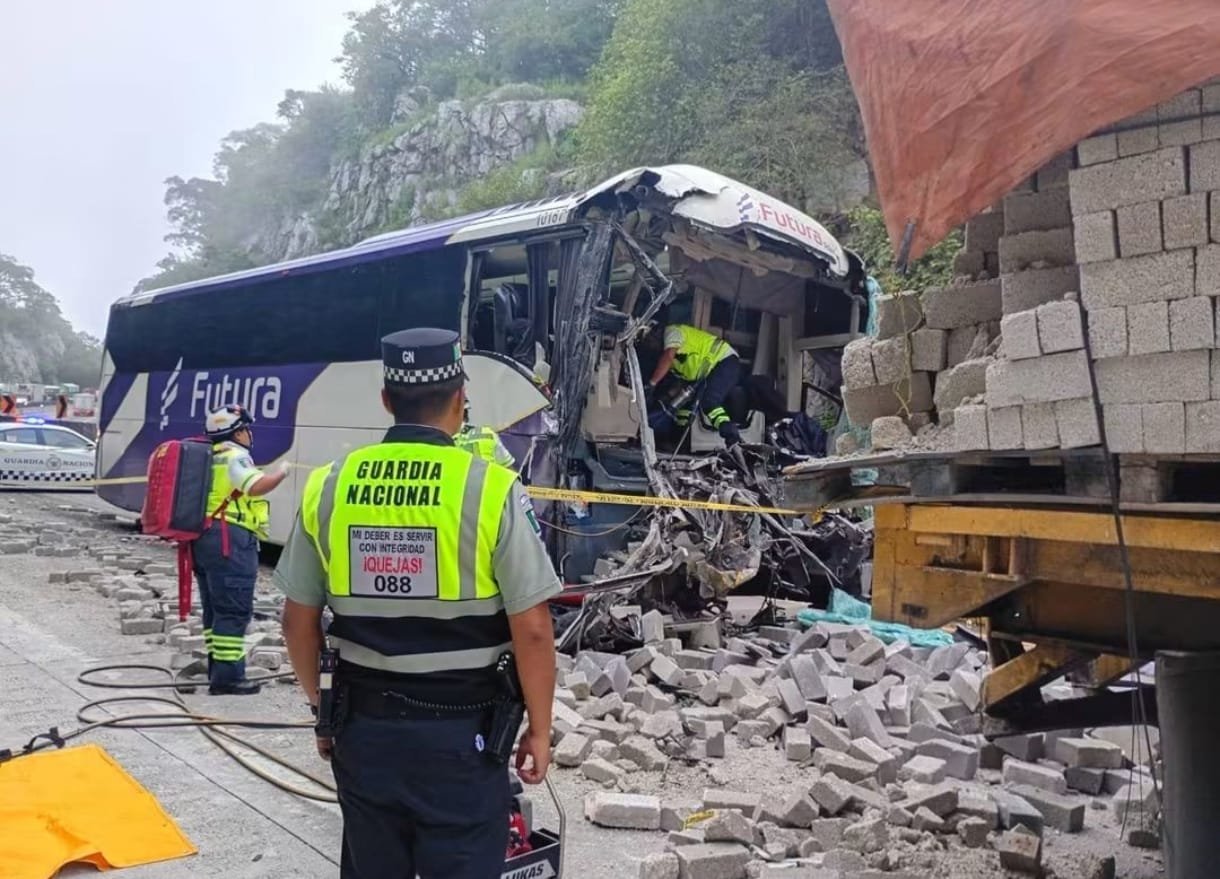 Fatal colisión entre un autobús de pasajeros y un camión de carga en la Autopista del Sol