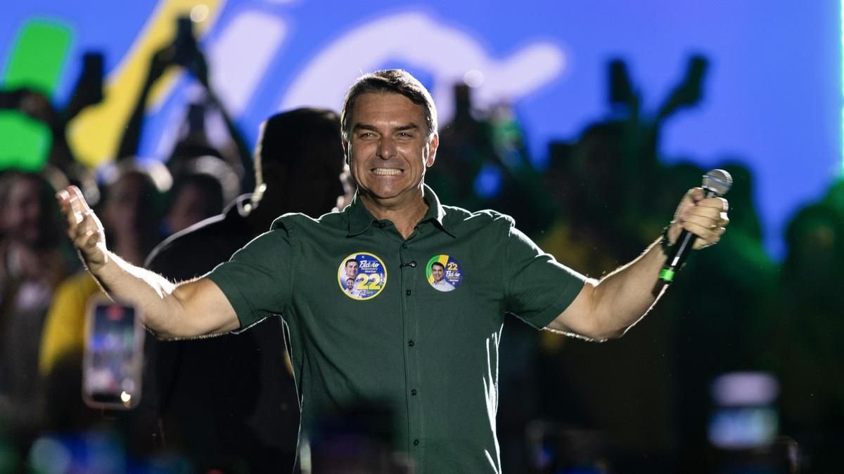 Flávio Bolsonaro, el candidato con vínculos paramilitares que acaricia la presidencia de Brasil