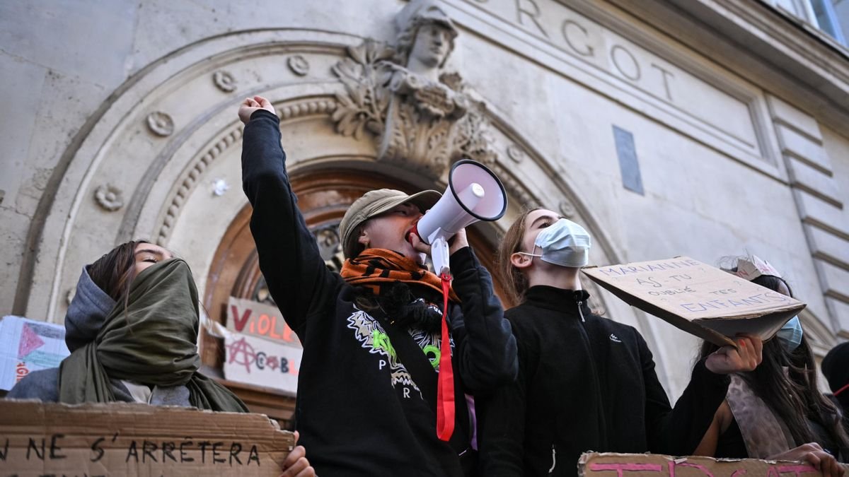 Francia intenta frenar las revueltas estudiantiles con nuevas plazas y fondos, pero los sindicatos desafían al Gobierno