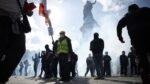 Francia se paraliza tras una violenta jornada de protestas que deja daños masivos y más de mil arrestos