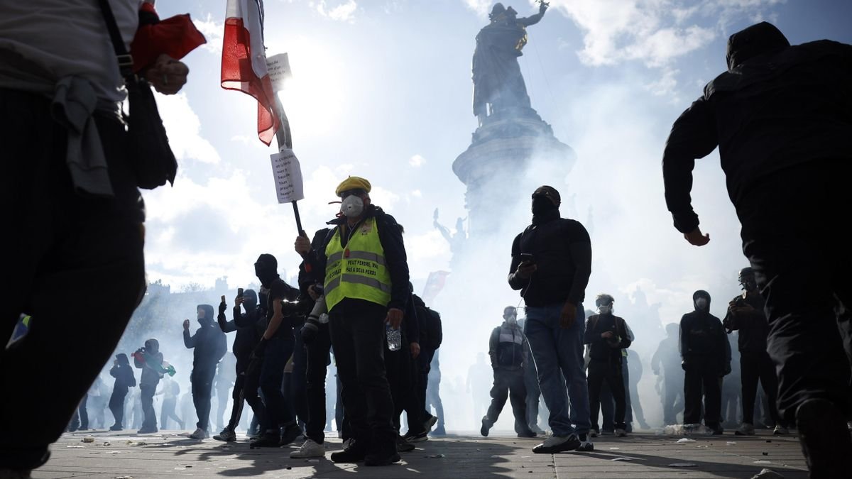 Francia se paraliza tras una violenta jornada de protestas que deja daños masivos y más de mil arrestos