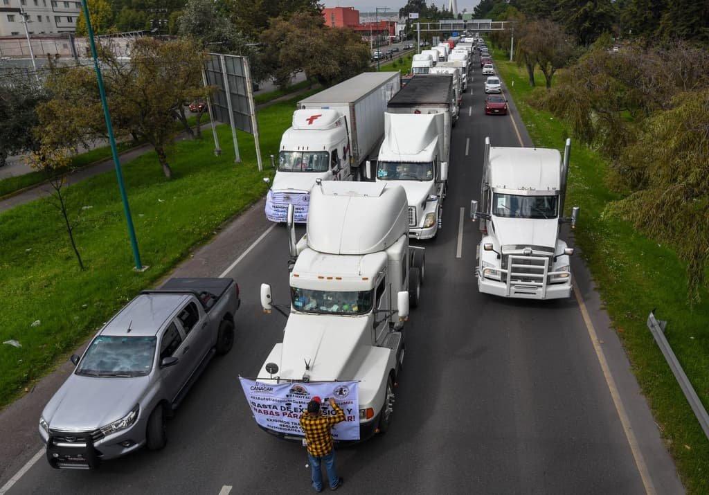 Gobierno federal dialogará con transportistas este lunes mientras la Canacar sostiene llamado a protesta