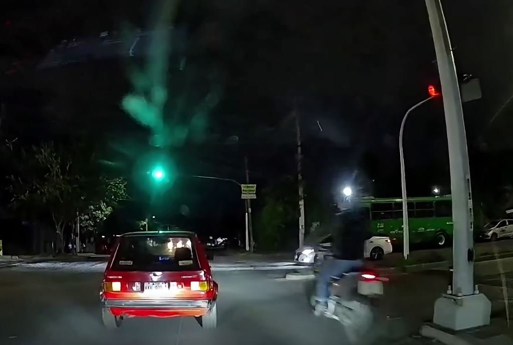 Grave accidente vial entre dos motociclistas tras omitir la luz roja de un semáforo
