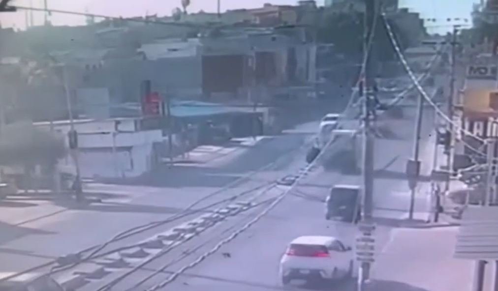 Grave estado de salud de peatón tras ser atropellado por unidad policial en Tijuana