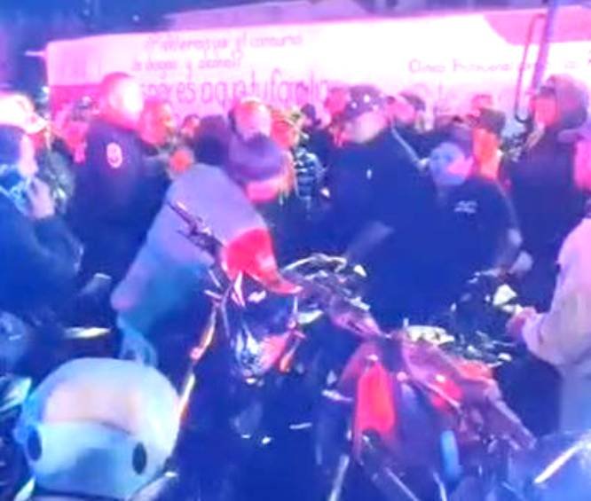 Habitantes de Tultitlán recuperan sus motocicletas de una grúa en plena vía pública tras operativo