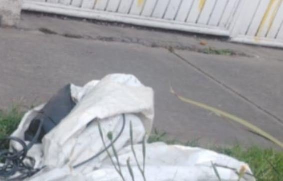 Hallan cadáver envuelto en una lona en inmediaciones del Metro en la alcaldía Iztacalco