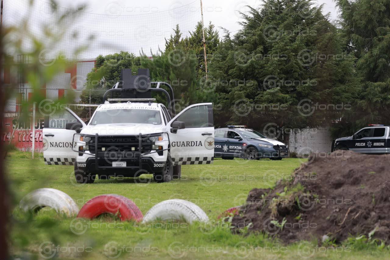 Hallan sin vida a un hombre desconocido en una cancha deportiva de San Mateo Atenco