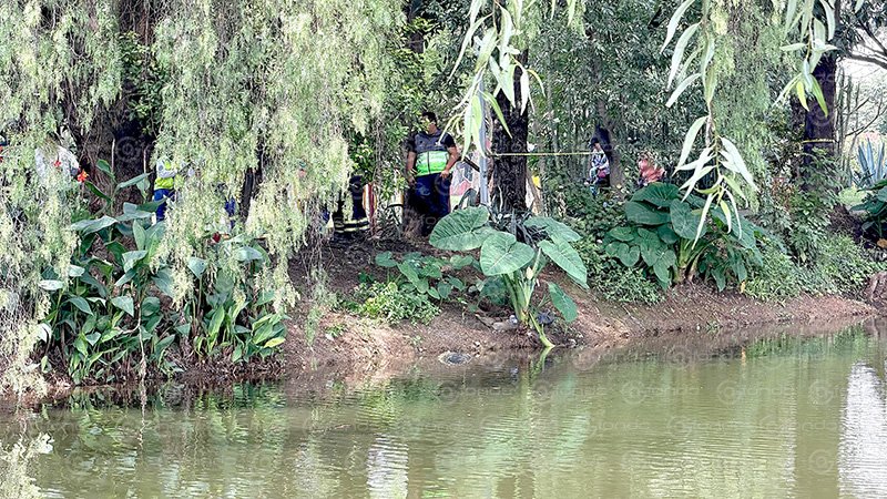 Hallan sin vida a un individuo flotando en un canal de aguas negras en el Estado de México