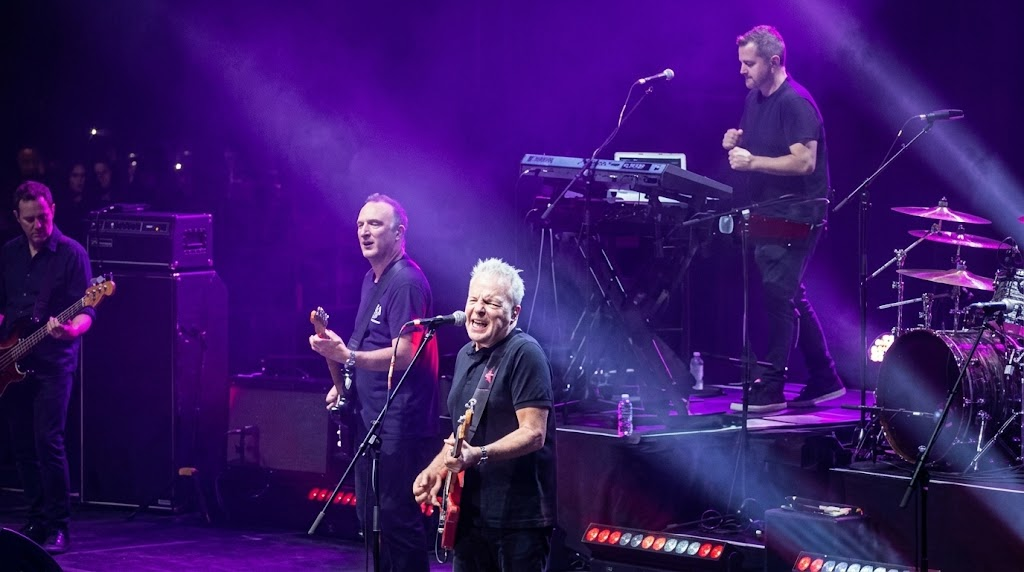 Hombres g celebra cuatro décadas de trayectoria en la ciudad de méxico con concierto y sorpresa en netflix