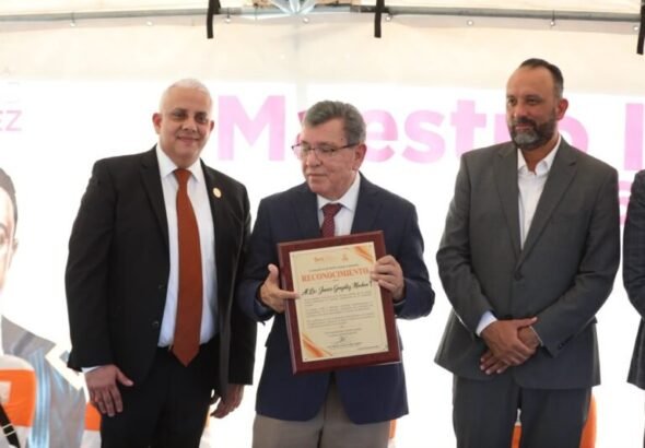 Homenajean en Ciudad Juárez la trayectoria del maestro Javier González Mocken con develación de placa
