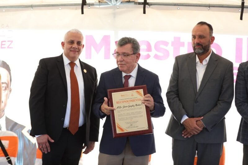 Homenajean en Ciudad Juárez la trayectoria del maestro Javier González Mocken con develación de placa
