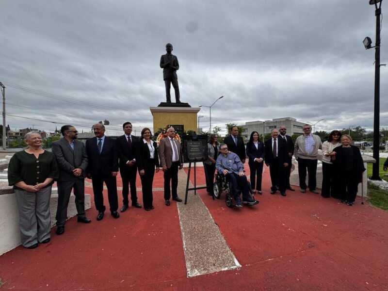 Homenajean la trayectoria educativa de Antonio Becerra Gaytán al ingresarlo a la Rotonda de los Maestros Ilustres 2026