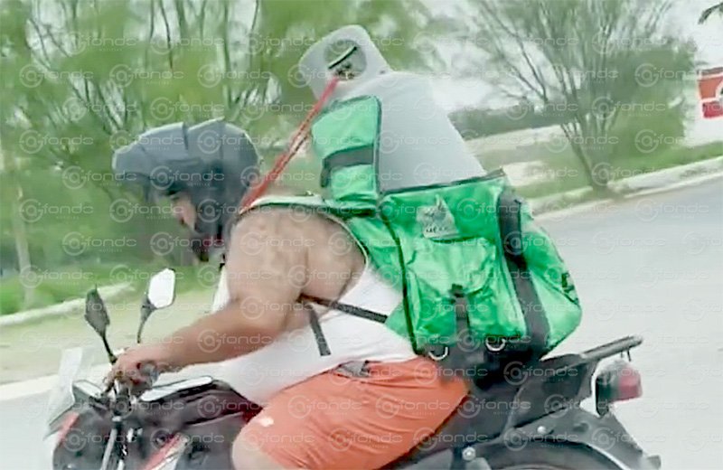 Imágenes indignantes capturan a motociclista arriesgando su vida con un cilindro de gas en Tlalnepantla