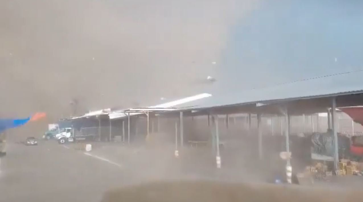 Impactante doble tornado devasta puestos y mercancía en una central de abastos hidalguense