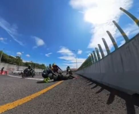 Impactante video muestra el momento exacto en que un motociclista sufre fuerte accidente en Morelos