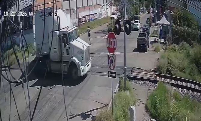 Imprudencia al volante: chófer de tráiler intenta giro prohibido y es embestido por el tren