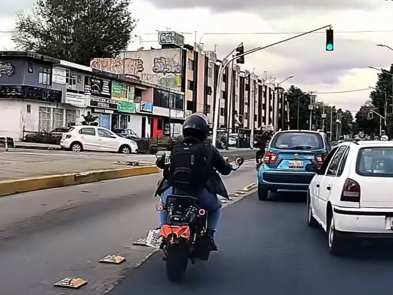 Imprudencia al volante: motociclista colapsa el carril confinado del metrobús en la capital