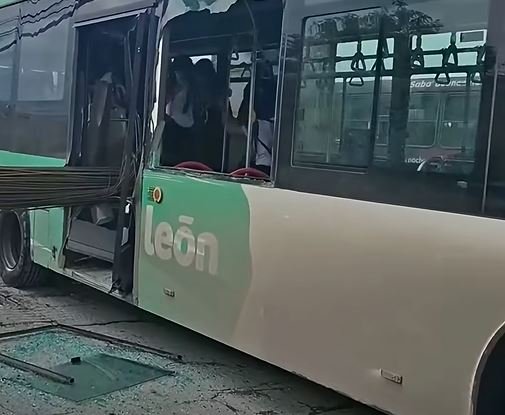 Imprudencia al volante: varillas de acero atraviesan un autobús de pasajeros tras mala maniobra