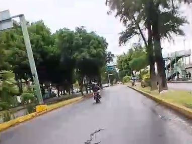 Imprudencia vial en motocicleta: capturan en video aparatoso choque tras ignorar la luz roja