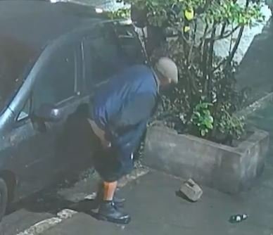 Indignación en Iztacalco por grabación donde hombre defeca sobre un vehículo particular