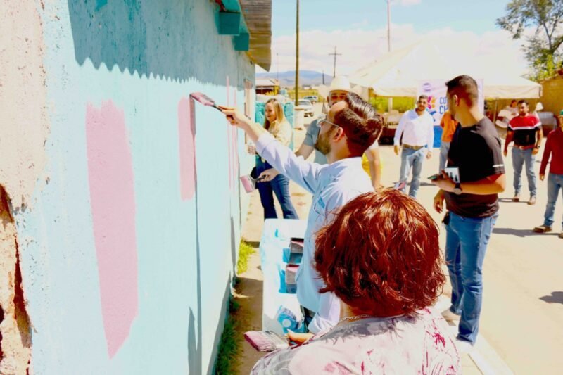 Inician obras de embellecimiento urbano en Temósachic mediante la intervención de 45 fachadas