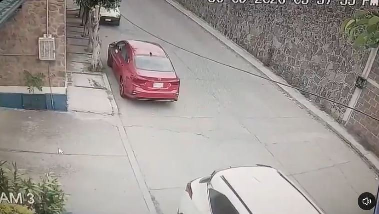 Inseguridad a plena luz del día: madre e hijo sufren violento atraco en motocicleta