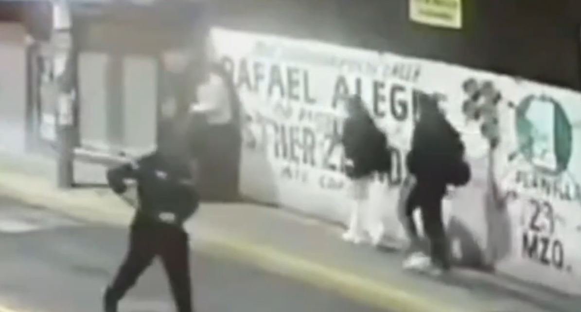 Inseguridad en Chalco: motociclistas armados interceptan y despojan de sus pertenencias a cinco peatones