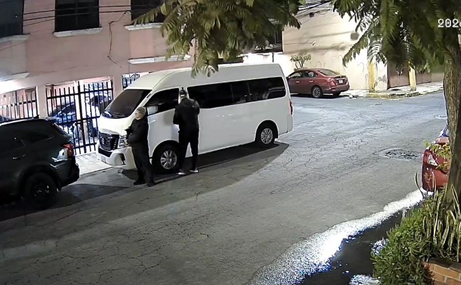 Inseguridad en Edomex: cámaras captan el robo exprés de una combi en Nezahualcóyotl