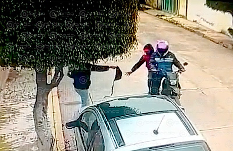 Inseguridad en Edomex: capturan en video violento asalto a mujer mientras barría su banqueta