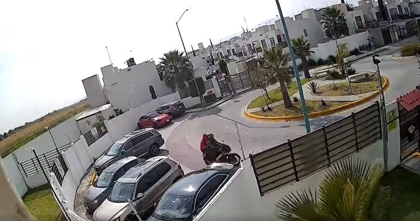 Inseguridad en el Estado de México: captan en video robo de autopartes a plena luz del día