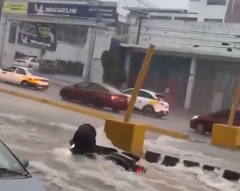 Intento desesperado de rescate en Acapulco: hombre desafía la corriente para salvar su motoneta