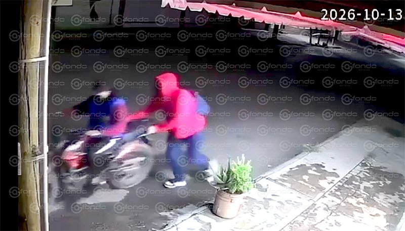 Inusual asalto en Cuautitlán Izcalli: delincuentes huyen a pie empujando su propia motocicleta tras atraco